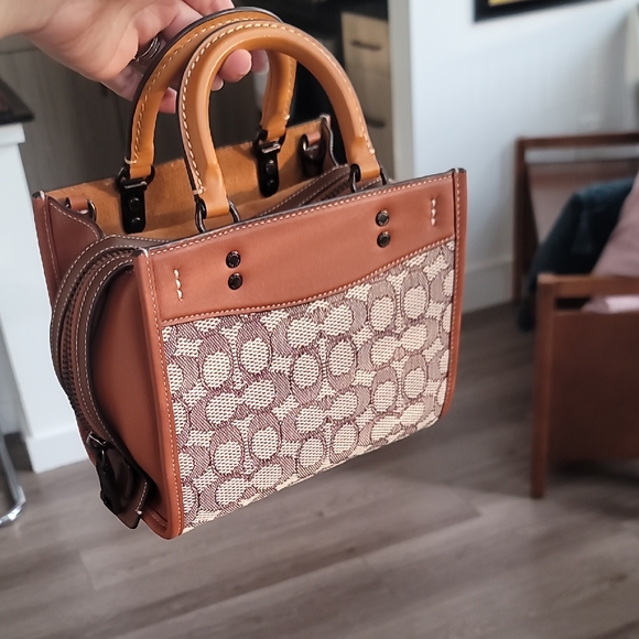 Coach Rogue 20 – Signature Textile Jacquard with Varsity Patches - Picture 14 of 16